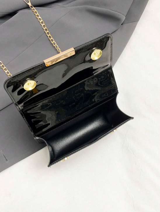 BOLSO NEGRO SOLAPA CON PLATINA DORADA