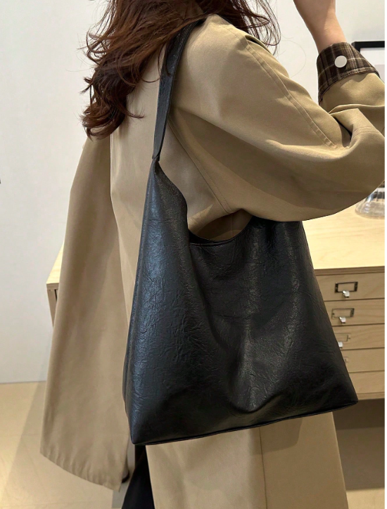 BOLSO NEGRO CON COSMETIQUERA