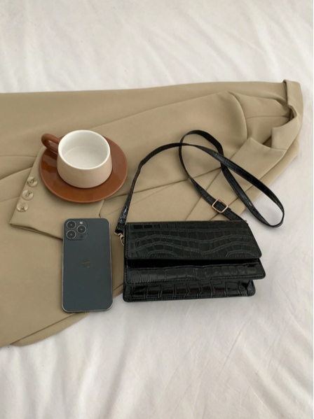 BOLSO NEGRO SOLAPA CHAROL