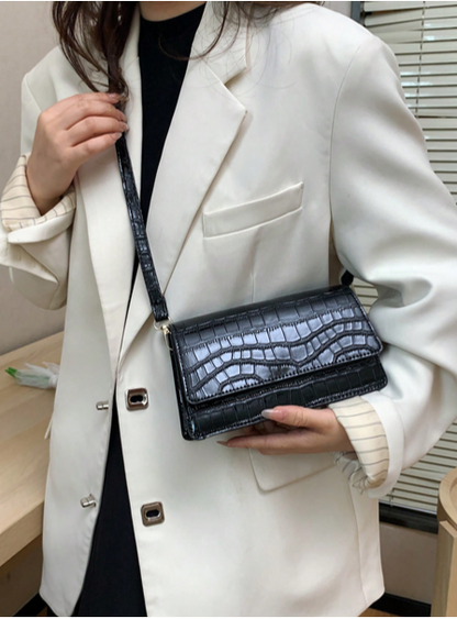 BOLSO NEGRO SOLAPA CHAROL