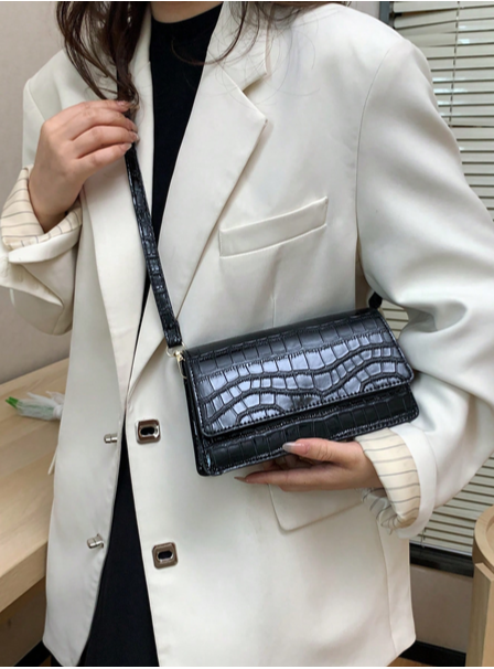 BOLSO NEGRO SOLAPA CHAROL