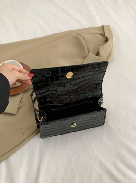 BOLSO NEGRO SOLAPA CHAROL