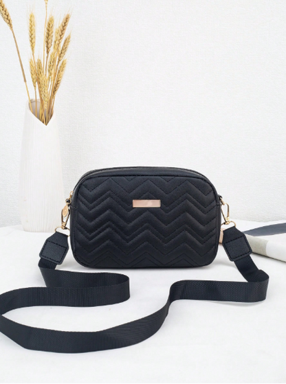 BOLSO NEGRO PLACA DORADA