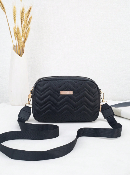 BOLSO NEGRO PLACA DORADA