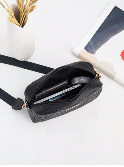 BOLSO NEGRO PLACA DORADA