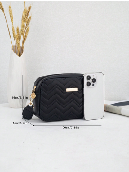 BOLSO NEGRO PLACA DORADA