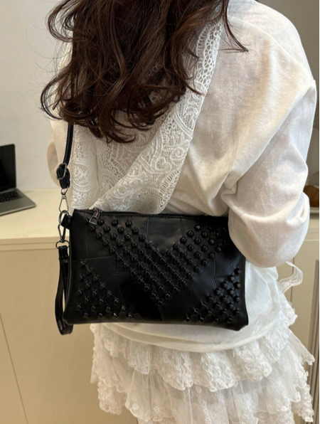 BOLSO NEGRO CON TACHES NEGROS