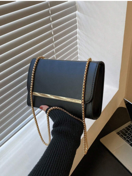 BOLSO NEGRO PLACA DORADA