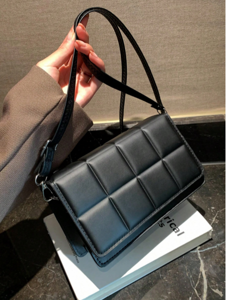 BOLSO NEGRO SOLAPA CUADROS