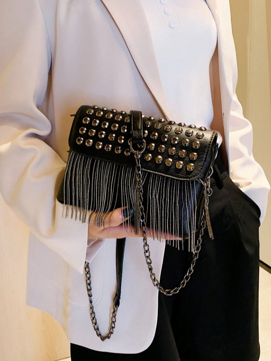 BOLSO NEGRO TACHES Y CADENAS