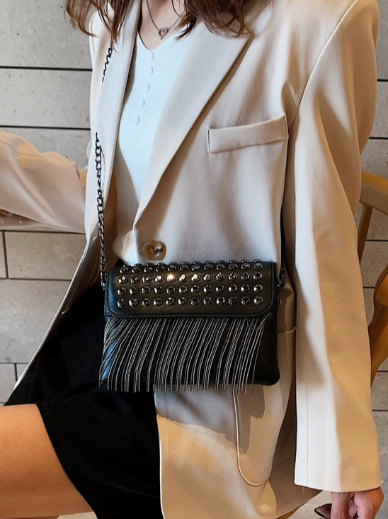 BOLSO NEGRO TACHES Y CADENAS