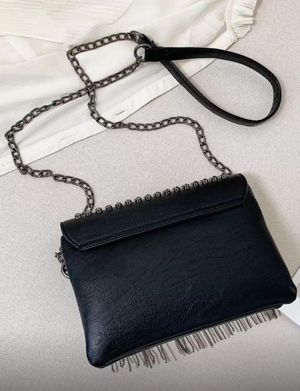 BOLSO NEGRO TACHES Y CADENAS