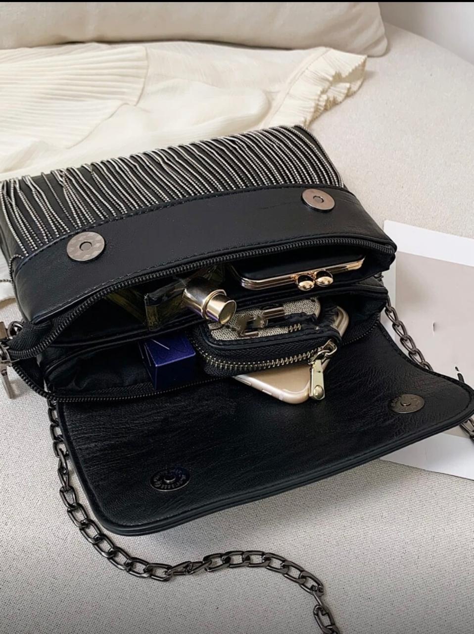 BOLSO NEGRO TACHES Y CADENAS