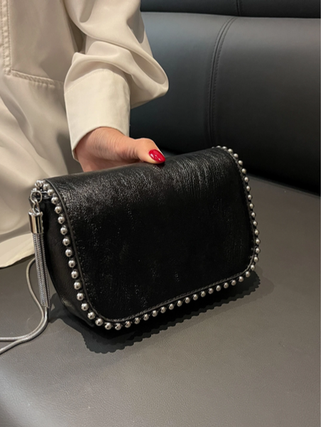 BOLSO NEGRO SOLAPA CON BALINES