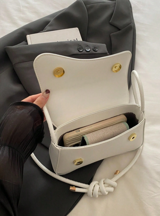 BOLSO BLANCO SOLAPA ASIMETRICA