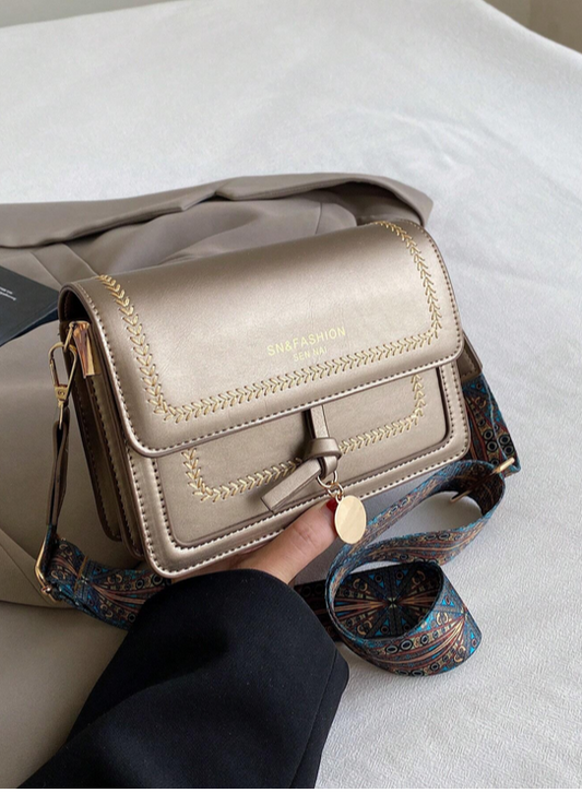 BOLSO COLOR BRONCE,SOLAPA BORDADA