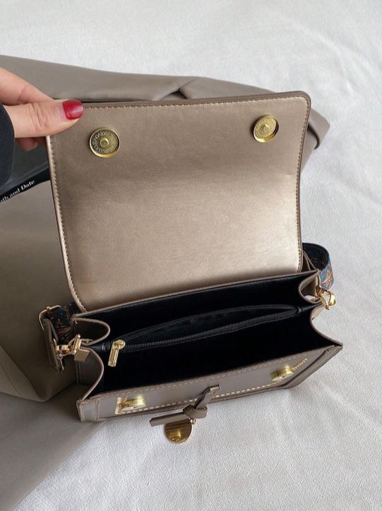 BOLSO COLOR BRONCE,SOLAPA BORDADA