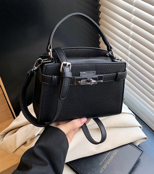 BOLSO NEGRO IMITACION CINTURON CON HERRAJE METALICO