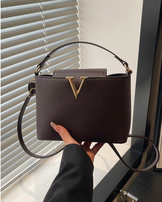 BOLSO DE MANO CAFE PLACA DORADA V