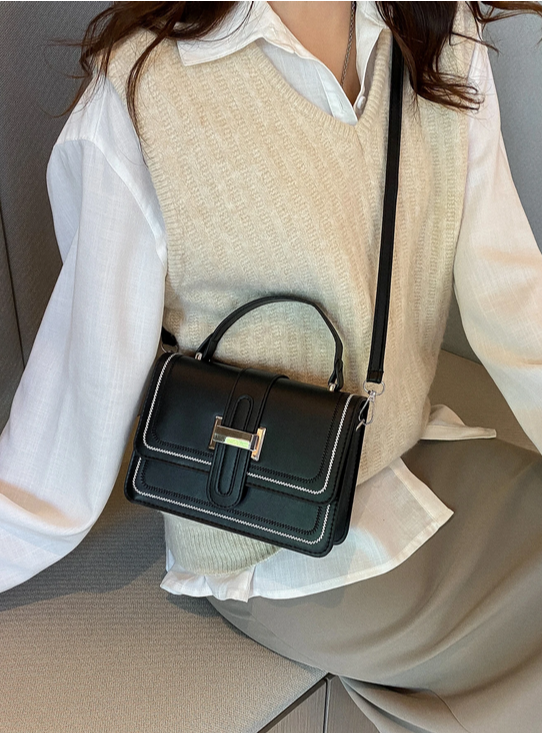 BOLSO CUADRADO SOLAPA CON DISEÑO Y HEBILLA