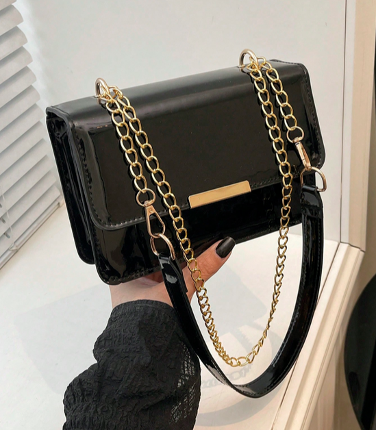 BOLSO NEGRO SOLAPA CON PLATINA DORADA