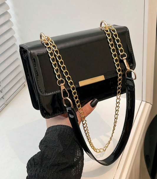 BOLSO NEGRO SOLAPA CON PLATINA DORADA