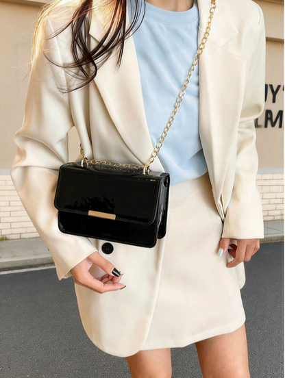 BOLSO NEGRO SOLAPA CON PLATINA DORADA