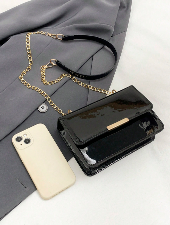 BOLSO NEGRO SOLAPA CON PLATINA DORADA