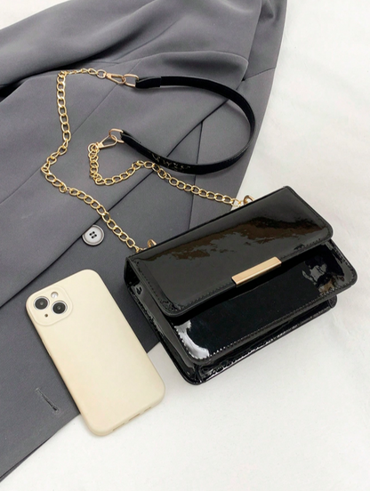 BOLSO NEGRO SOLAPA CON PLATINA DORADA