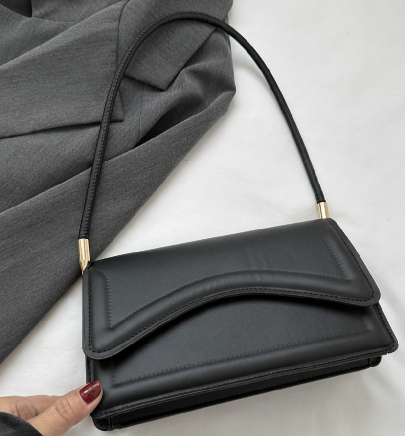 BOLSO DE HOMBRO NEGRO SOLAPA CURVA VINTAGE