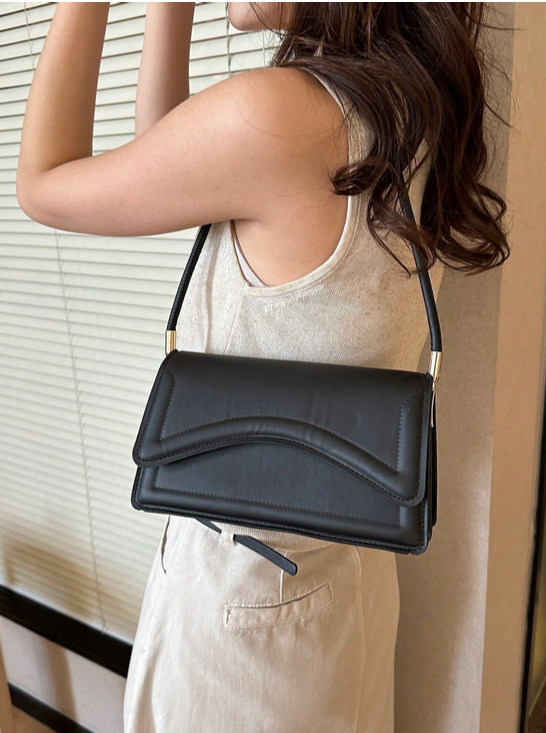 BOLSO DE HOMBRO NEGRO SOLAPA CURVA VINTAGE