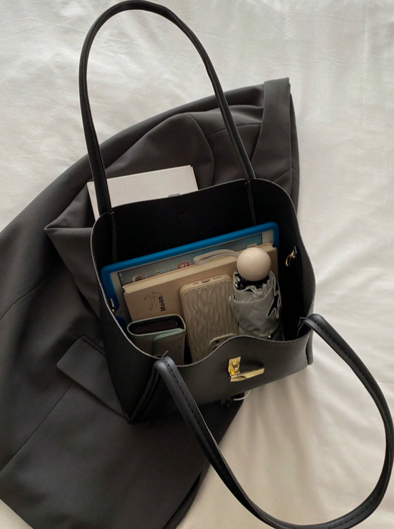 BOLSO NEGRO BROCHE DORADO