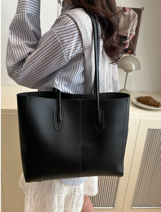 BOLSO GRANDE DE HOMBRO CON COSMETIQUERA