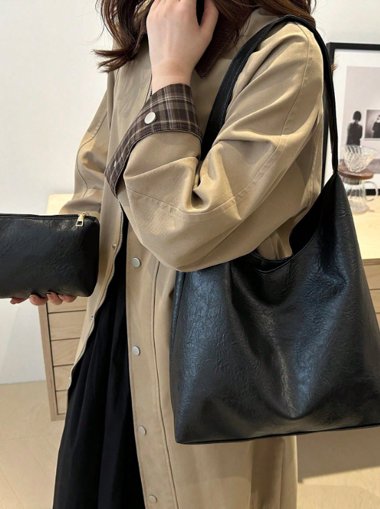 BOLSO NEGRO CON COSMETIQUERA