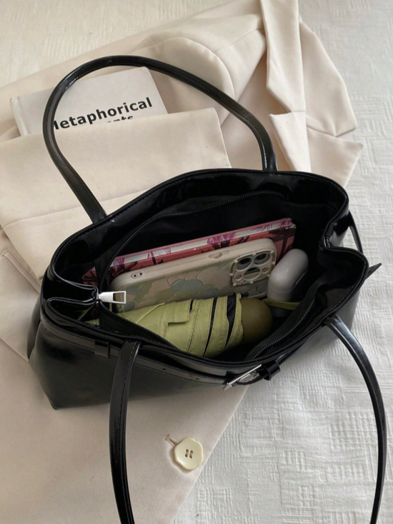 BOLSO NEGRO DE HOMBRO CON IMITACION CINTURON