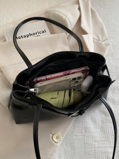 BOLSO NEGRO DE HOMBRO CON IMITACION CINTURON