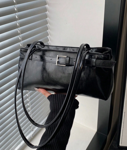 BOLSO NEGRO DE HOMBRO CON IMITACION CINTURON