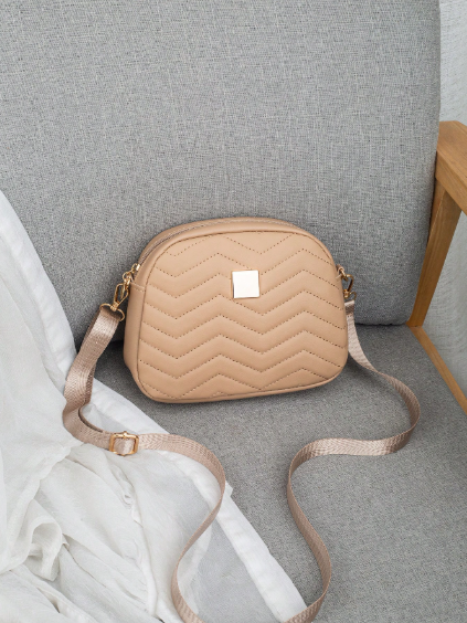 BOLSO CAQUI CON PLACA DORADA