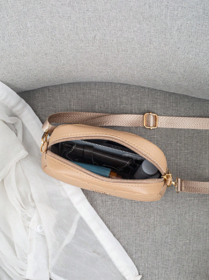 BOLSO CAQUI CON PLACA DORADA