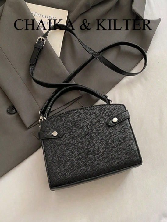 BOLSO NEGRO IMITACION CINTURON CON HERRAJE METALICO