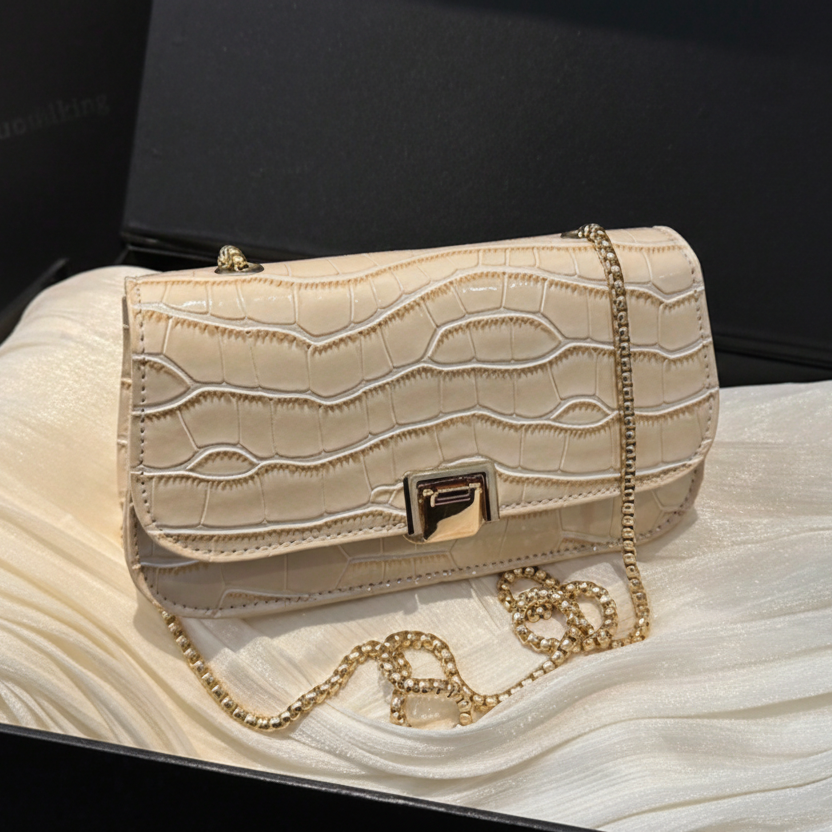 BOLSO BEIGE EN RELIEVE CON CADENA DORADA